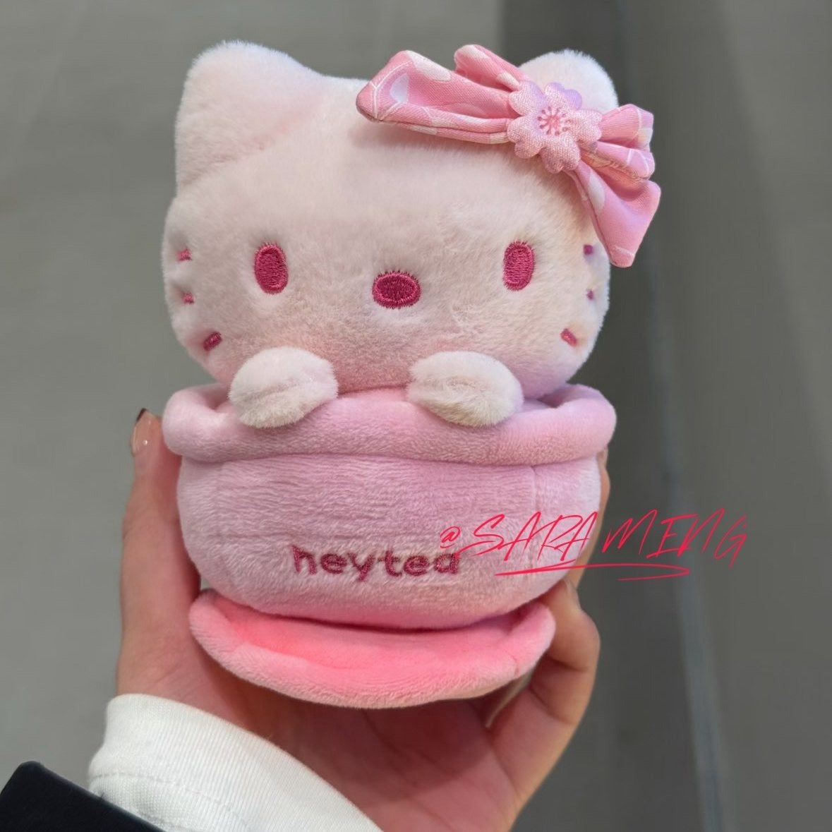 HEYTEA Hello Kitty Co branded Plush Pendant – whale tide play